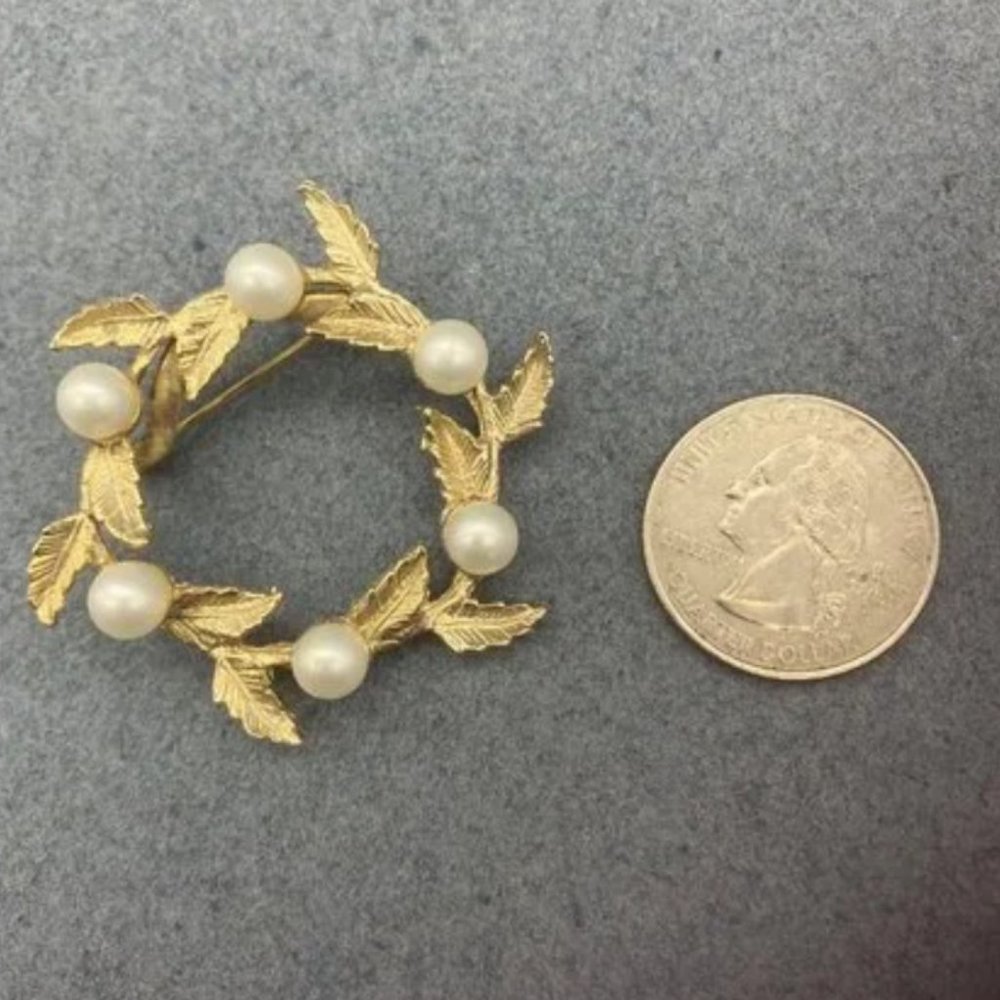DFA Wreath Pin Brooch Gold Pearl Circle Detailed Vintage Retro Granny Cottage